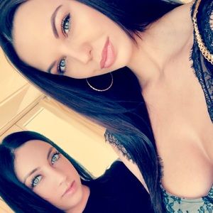 Meet your Poshers, Jessica & Brooke.